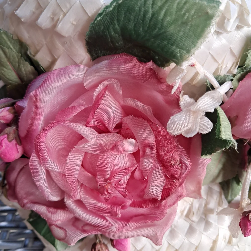 Vintage straw womenβs tall pill hat decorated with large pink and white flowers - Picture 6 of 9